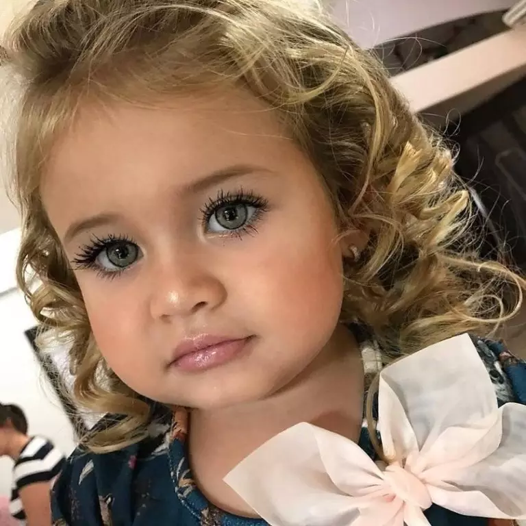 Trucco per ragazze (76 foto): Bellissimo trucco leggero per bambini Cosmetici per bambini, idee per ragazze Foto sparare 8-9 anni, trucco per Natale e altre opzioni 16097_70