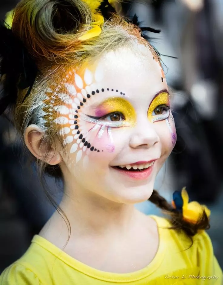 Make-up vir meisies (76 foto's): Kinders se liggewig pragtige make-up skoonheidsmiddels vir kinders, idees vir meisies foto skiet 8-9 jaar oud, make-up vir Kersfees en ander opsies 16097_74