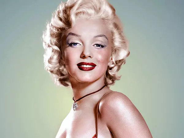 Makeup Marilyn Monroe (43 bilder): Fasad ögonmakeup och läppar, Secrets of Makeup Artists. Makeup Makeup presenterar Monroe 16099_10