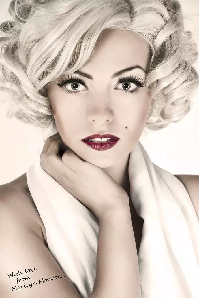 Smink Marilyn Monroe (43 fotók): fázisos szem smink és ajkak, sminkes művészek titkai. Makeup Smink funkciók Monroe 16099_11