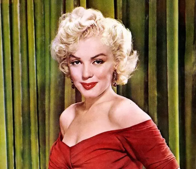Makeup Marilyn Monroe (43 foto): Makeup mata bertahap dan bibir, rahasia seniman rias. Makeup Makeup Fitur Monroe 16099_13