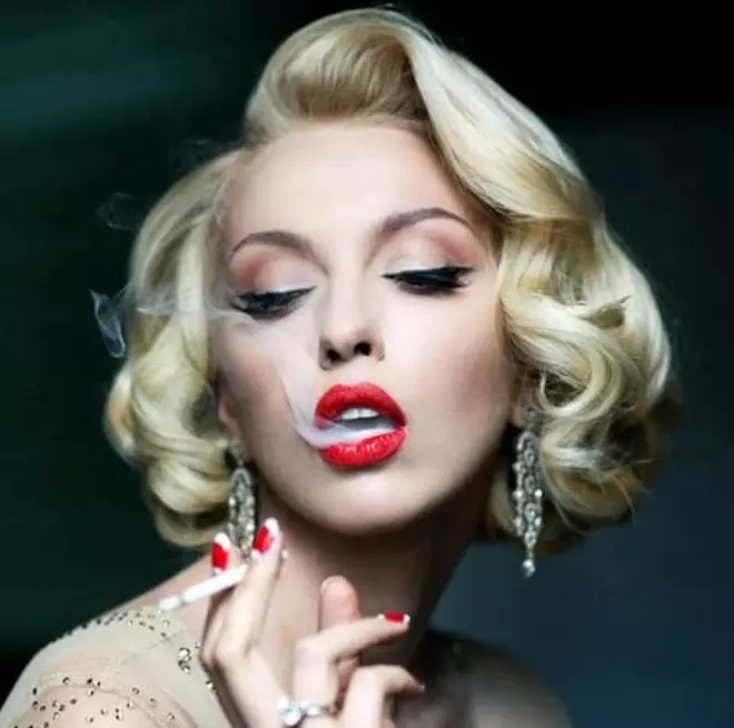 Maquillatge Marilyn Monroe (43 fotos): maquillatge d'ulls per fases i els secrets de maquillatge de llavis. Característiques de maquillatge a l'estil de Marilyn Monroe 16099_14