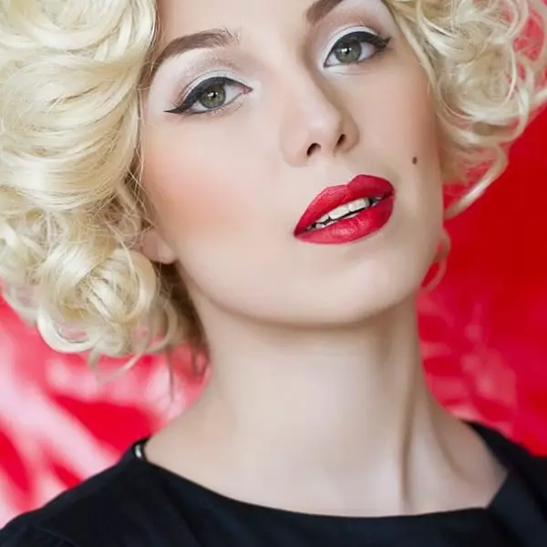 Makeup Marilyn Monroe (43 bilder): Fasad ögonmakeup och läppar, Secrets of Makeup Artists. Makeup Makeup presenterar Monroe 16099_16