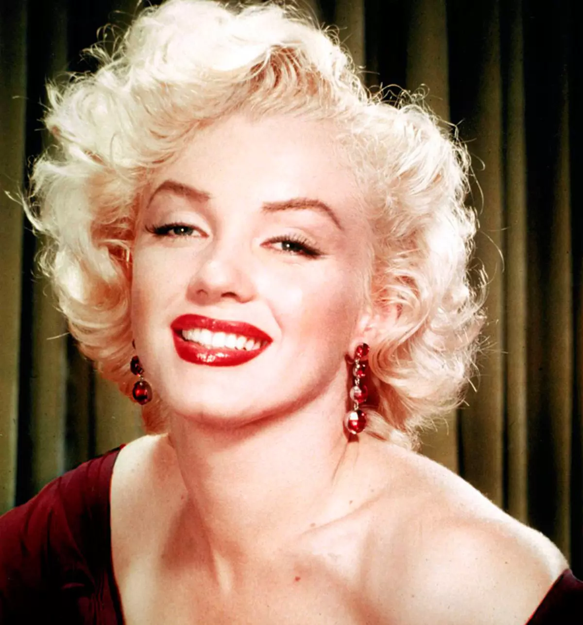 Makeup Marilyn Monroe (43 bilder): Fasad ögonmakeup och läppar, Secrets of Makeup Artists. Makeup Makeup presenterar Monroe 16099_23