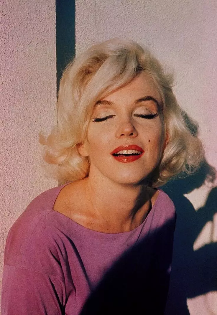 Maquillatge Marilyn Monroe (43 fotos): maquillatge d'ulls per fases i els secrets de maquillatge de llavis. Característiques de maquillatge a l'estil de Marilyn Monroe 16099_24