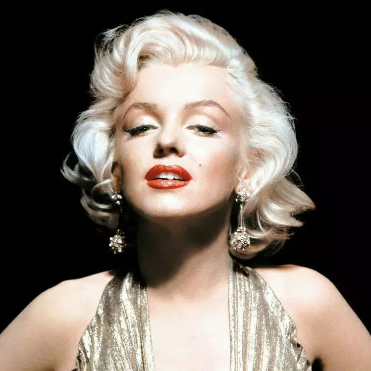 Makeup Marilyn Monroe (43 foto): Grim dhe buzët e syrit me faza, sekretet e artistëve të kozmetikës. Kozmetikë kozmetikë përmban monroe 16099_25