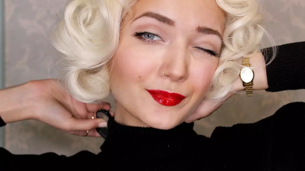 Maquillatge Marilyn Monroe (43 fotos): maquillatge d'ulls per fases i els secrets de maquillatge de llavis. Característiques de maquillatge a l'estil de Marilyn Monroe 16099_33