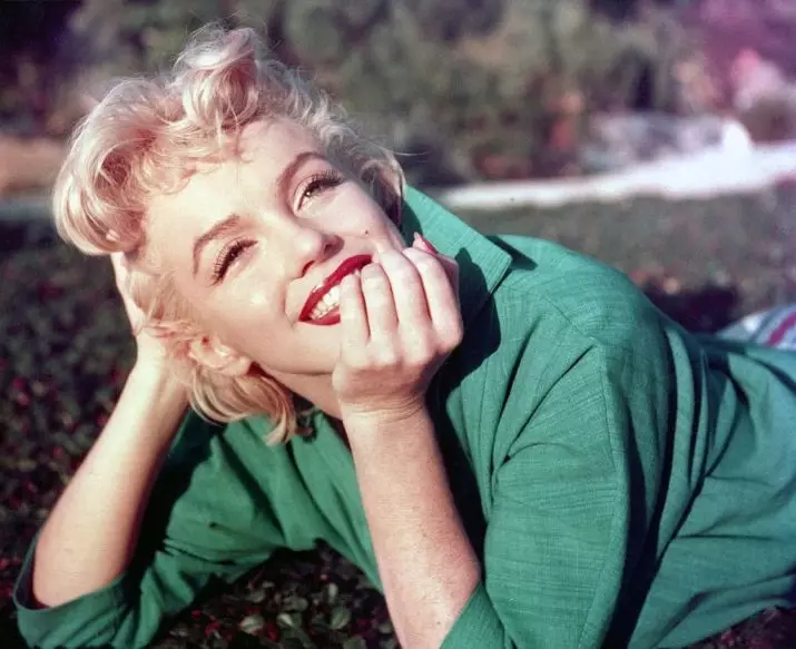 Maquillatge Marilyn Monroe (43 fotos): maquillatge d'ulls per fases i els secrets de maquillatge de llavis. Característiques de maquillatge a l'estil de Marilyn Monroe 16099_36