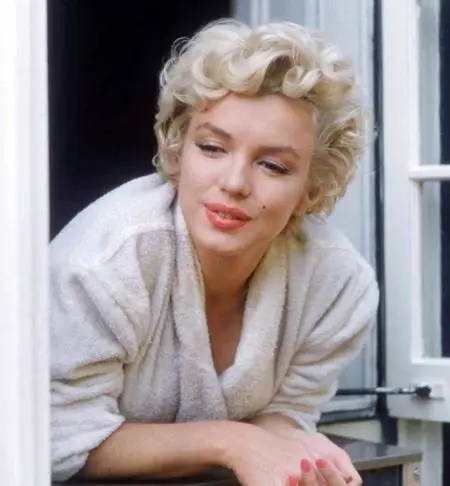 Smink Marilyn Monroe (43 fotók): fázisos szem smink és ajkak, sminkes művészek titkai. Makeup Smink funkciók Monroe 16099_38