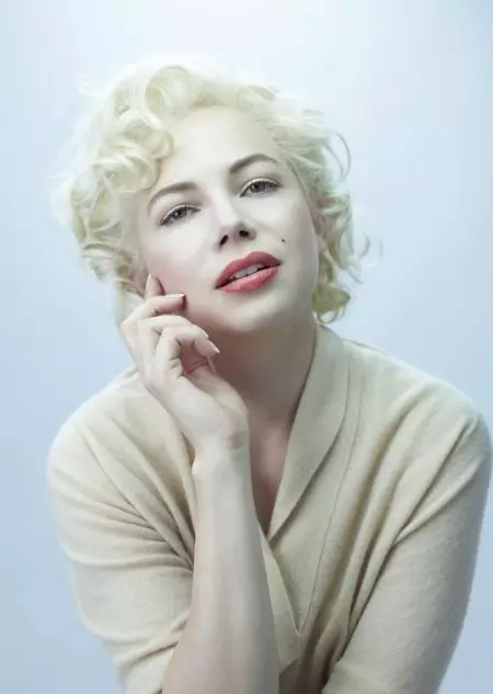 Maquillaxe Marilyn Monroe (43 fotos): maquillaxe de ollos fases e beizos, segredos de artistas de maquillaxe. Maquillaxe Características de maquillaxe Monroe 16099_39