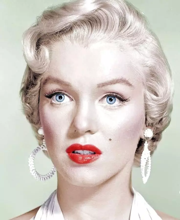 Smink Marilyn Monroe (43 fotók): fázisos szem smink és ajkak, sminkes művészek titkai. Makeup Smink funkciók Monroe 16099_5
