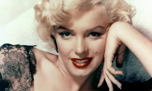 Smink Marilyn Monroe (43 fotók): fázisos szem smink és ajkak, sminkes művészek titkai. Makeup Smink funkciók Monroe 16099_8