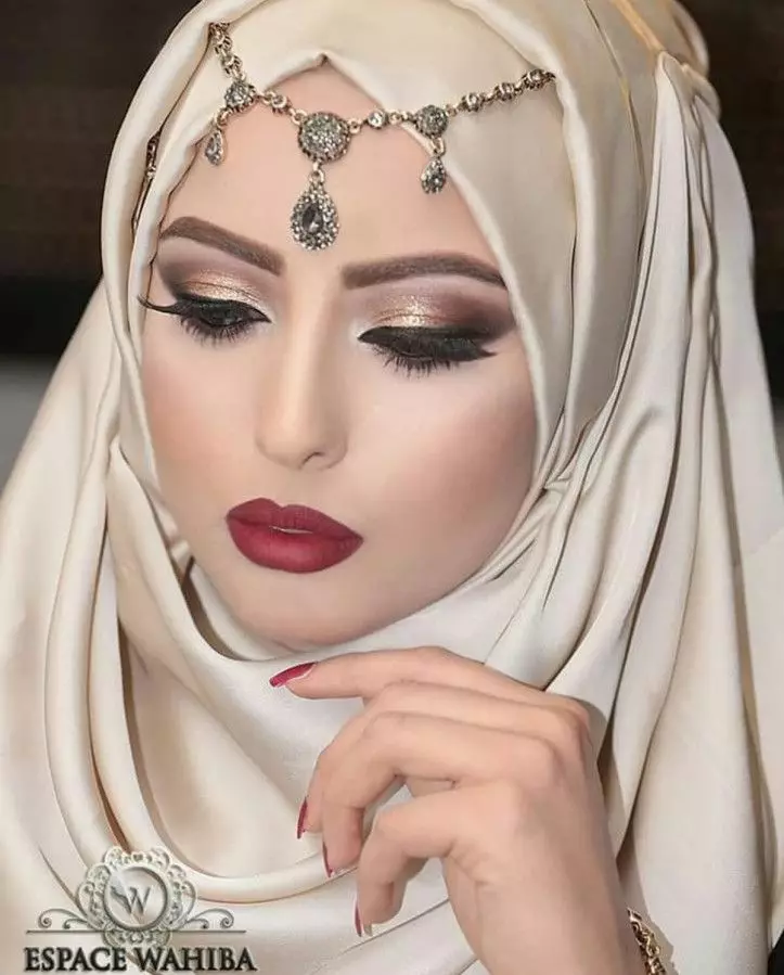 Makeup Arabic (29 wêne): Vebijarkên jinan ji bo Karich û Eyeav û Green-Steam Makeupên xweşik ên hêsan 16100_23