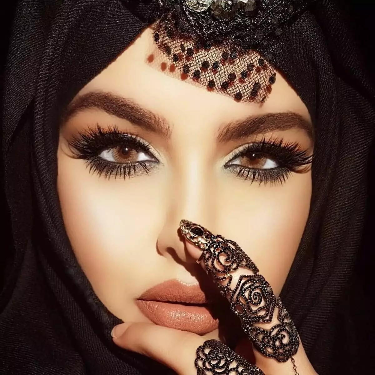 Makeup Arabic (29 wêne): Vebijarkên jinan ji bo Karich û Eyeav û Green-Steam Makeupên xweşik ên hêsan 16100_3