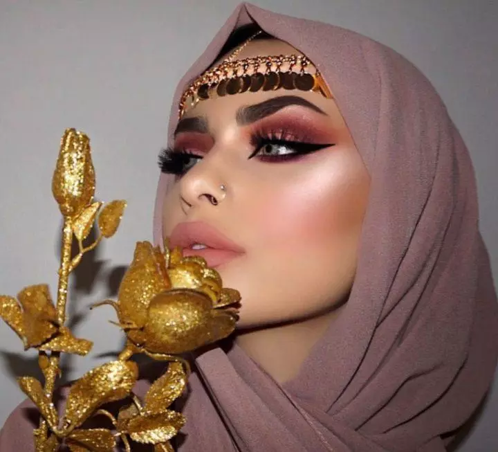 Arabic Pampaganda (29 Mga larawan): Mga Opsyon sa Babae para sa Karich at Green Eye, Step-by-Steam Simple Beautiful Makeups 16100_7