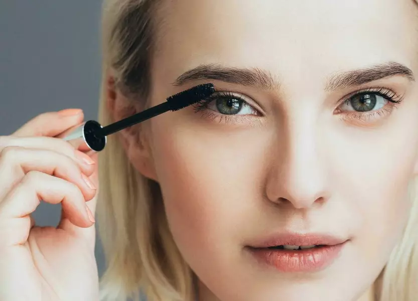 Makeup for blondes (81 wêne): Bi çavên şîn û kesk, kesk û karium. Daytime Makeup Beautiful For Skinerm û êvarê Bi Lêvên Sor, ramanên din 16101_15