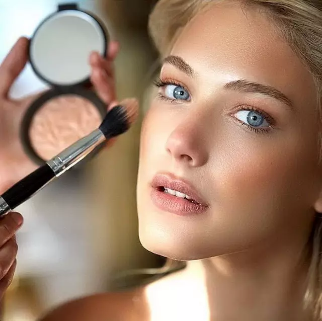 Makeup for blondes (81 wêne): Bi çavên şîn û kesk, kesk û karium. Daytime Makeup Beautiful For Skinerm û êvarê Bi Lêvên Sor, ramanên din 16101_17