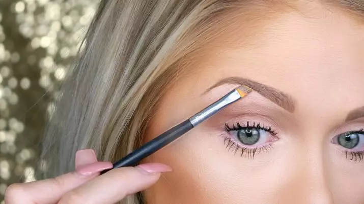 Makeup for blondes (81 photos): with blue eyes and gray, green and karium. Daytime beautiful makeup for light skin and evening with red lips, other ideas 16101_37