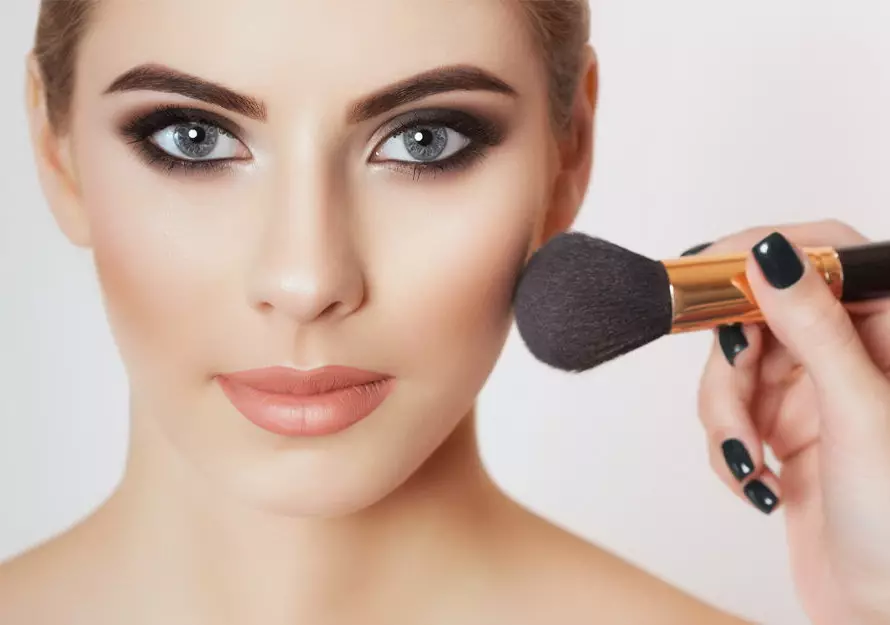 Makeup for blondes (81 wêne): Bi çavên şîn û kesk, kesk û karium. Daytime Makeup Beautiful For Skinerm û êvarê Bi Lêvên Sor, ramanên din 16101_43