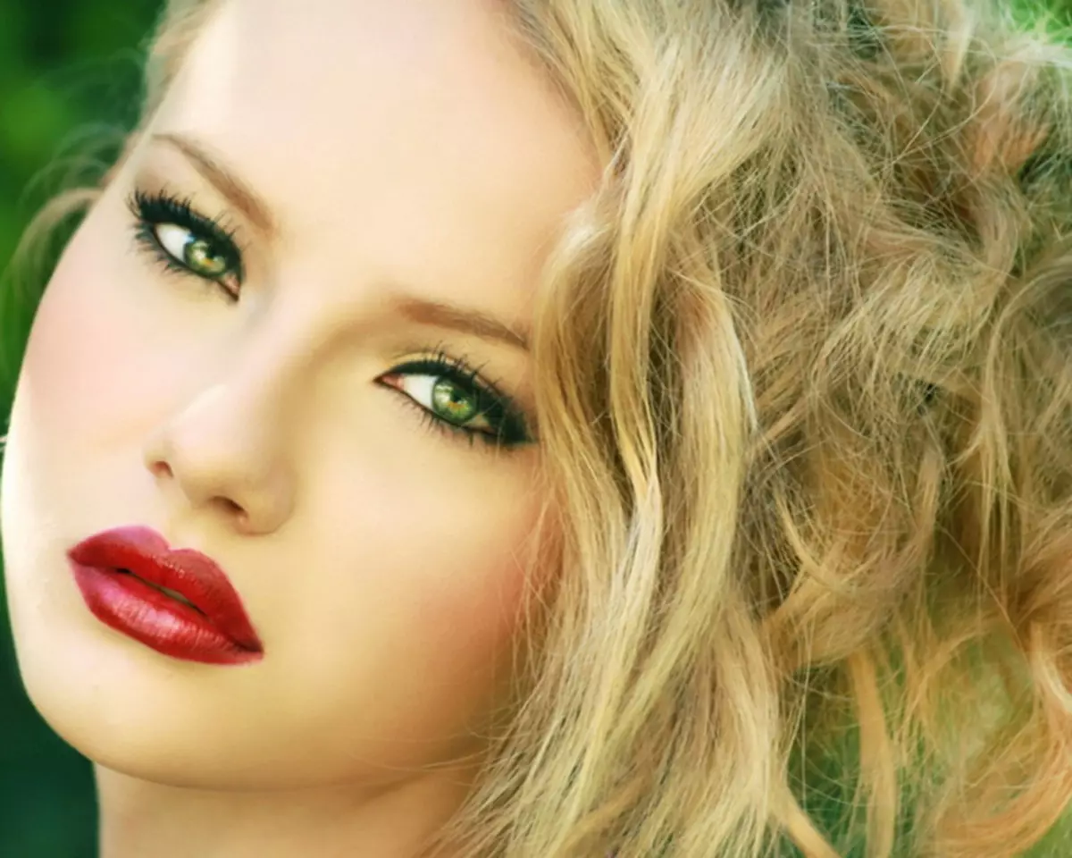 Makeup for blondes (81 wêne): Bi çavên şîn û kesk, kesk û karium. Daytime Makeup Beautiful For Skinerm û êvarê Bi Lêvên Sor, ramanên din 16101_50