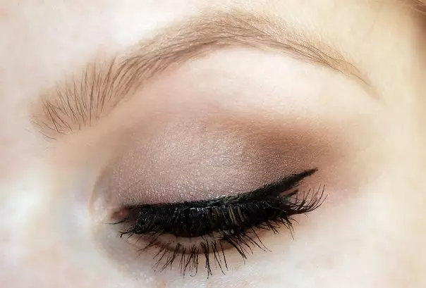 Makeup for blondes (81 wêne): Bi çavên şîn û kesk, kesk û karium. Daytime Makeup Beautiful For Skinerm û êvarê Bi Lêvên Sor, ramanên din 16101_54