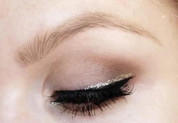 Makeup for blondes (81 wêne): Bi çavên şîn û kesk, kesk û karium. Daytime Makeup Beautiful For Skinerm û êvarê Bi Lêvên Sor, ramanên din 16101_55