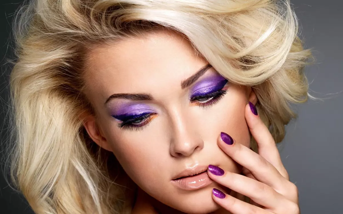 Makeup for blondes (81 wêne): Bi çavên şîn û kesk, kesk û karium. Daytime Makeup Beautiful For Skinerm û êvarê Bi Lêvên Sor, ramanên din 16101_61