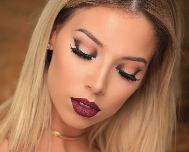 Maquillage pour blondes (81 photos): avec des yeux bleus et gris, vert et karium. Daytime Beau maquillage pour la peau légère et la soirée avec des lèvres rouges, d'autres idées 16101_62