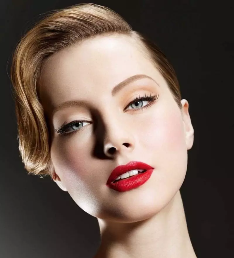 Makeup for blondes (81 wêne): Bi çavên şîn û kesk, kesk û karium. Daytime Makeup Beautiful For Skinerm û êvarê Bi Lêvên Sor, ramanên din 16101_63