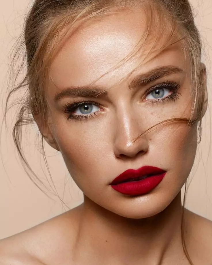 Makeup for blondes (81 wêne): Bi çavên şîn û kesk, kesk û karium. Daytime Makeup Beautiful For Skinerm û êvarê Bi Lêvên Sor, ramanên din 16101_64