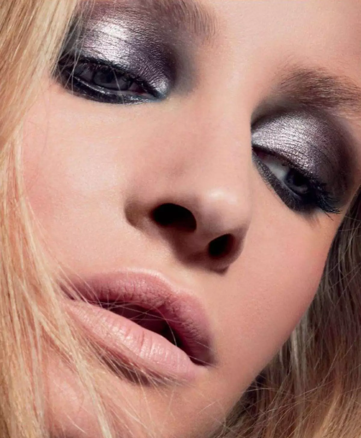 Makeup for blondes (81 wêne): Bi çavên şîn û kesk, kesk û karium. Daytime Makeup Beautiful For Skinerm û êvarê Bi Lêvên Sor, ramanên din 16101_66
