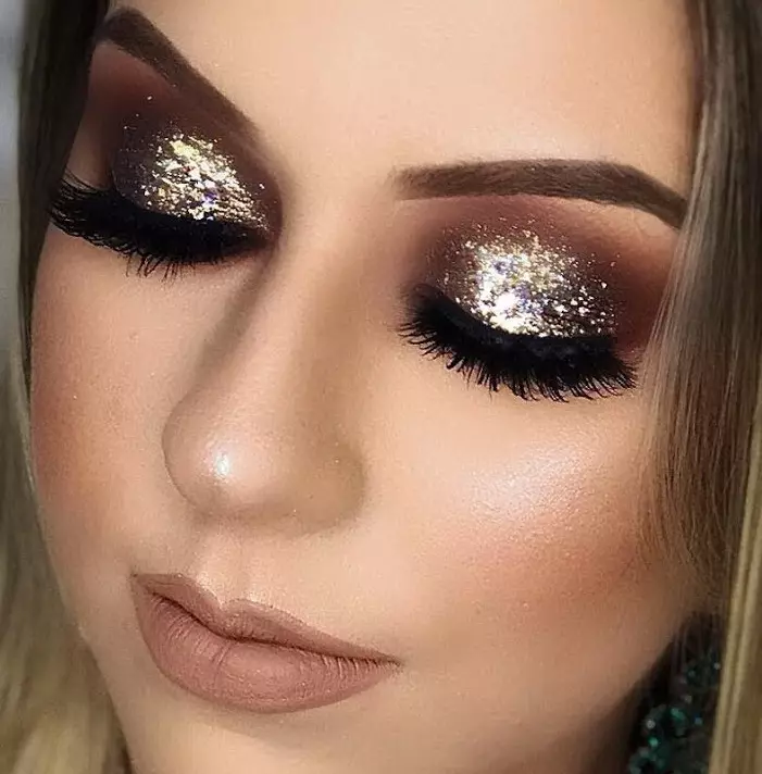 Makeup for blondes (81 wêne): Bi çavên şîn û kesk, kesk û karium. Daytime Makeup Beautiful For Skinerm û êvarê Bi Lêvên Sor, ramanên din 16101_68