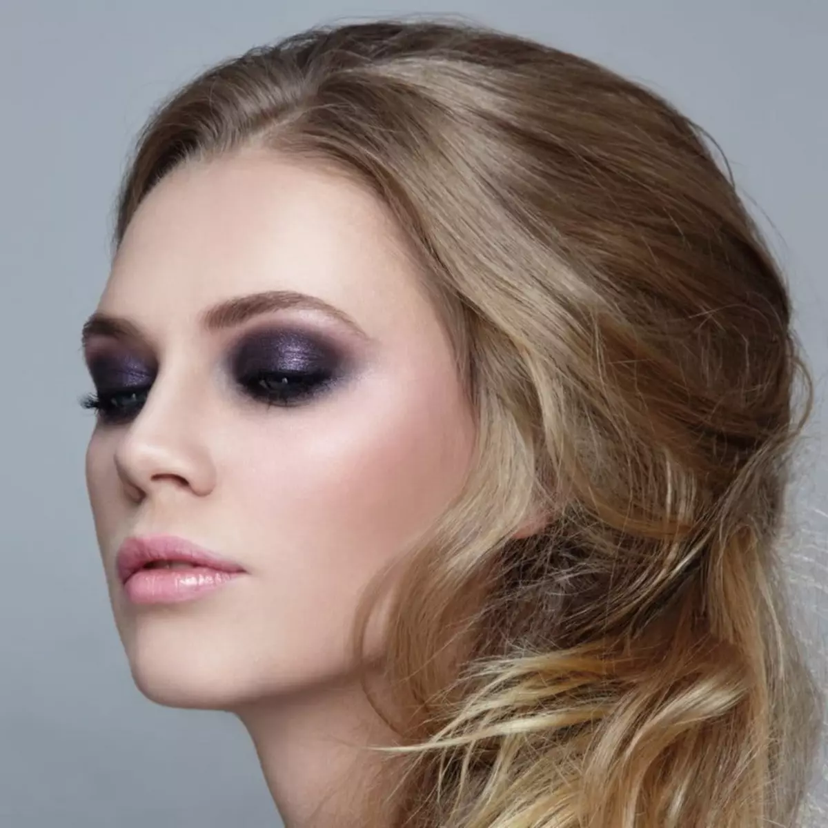 Makeup for blondes (81 wêne): Bi çavên şîn û kesk, kesk û karium. Daytime Makeup Beautiful For Skinerm û êvarê Bi Lêvên Sor, ramanên din 16101_71
