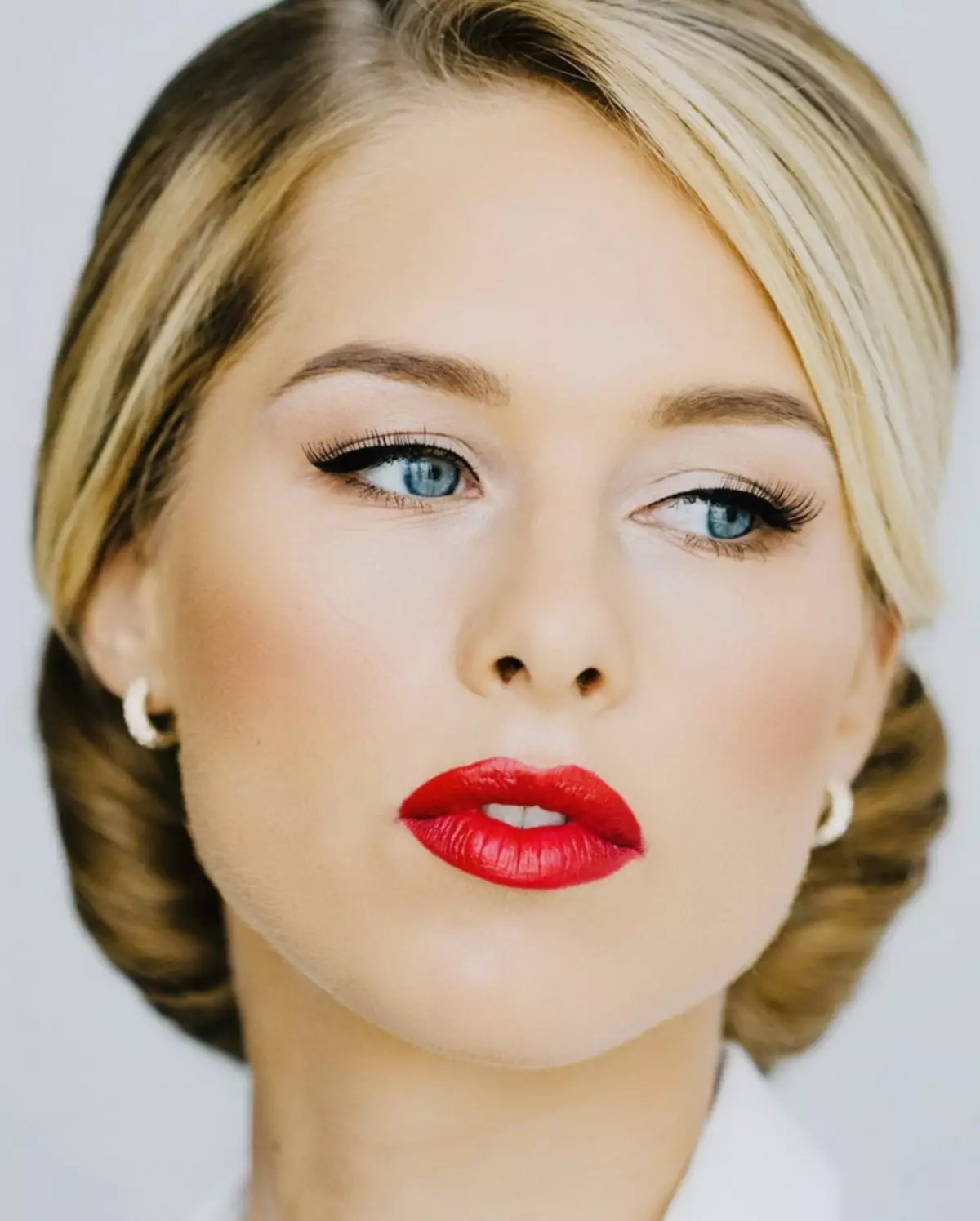 Makeup for blondes (81 photos): with blue eyes and gray, green and karium. Daytime beautiful makeup for light skin and evening with red lips, other ideas 16101_72