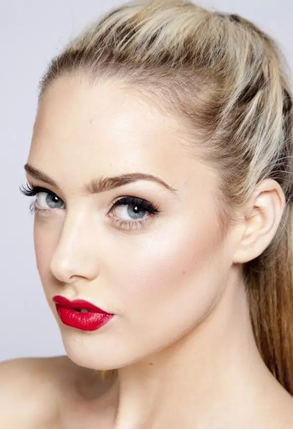Makeup for blondes (81 wêne): Bi çavên şîn û kesk, kesk û karium. Daytime Makeup Beautiful For Skinerm û êvarê Bi Lêvên Sor, ramanên din 16101_74