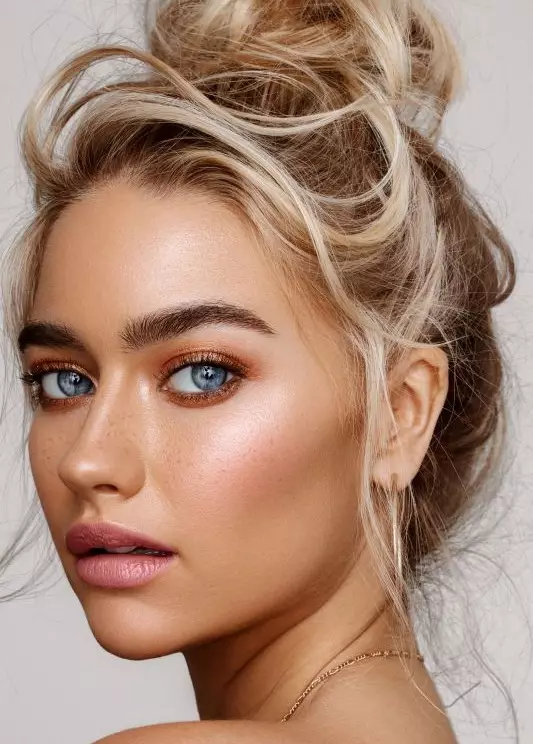 Makeup for blondes (81 photos): with blue eyes and gray, green and karium. Daytime beautiful makeup for light skin and evening with red lips, other ideas 16101_77