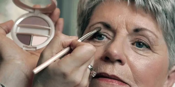 آرایش سن: تکنیک آرایش چشم برای زنان، نسخه عصر گام به گام و نور روز، ویژگی های آنها. انتخاب بنیاد پوست زنان بالای 45 سال 16104_39