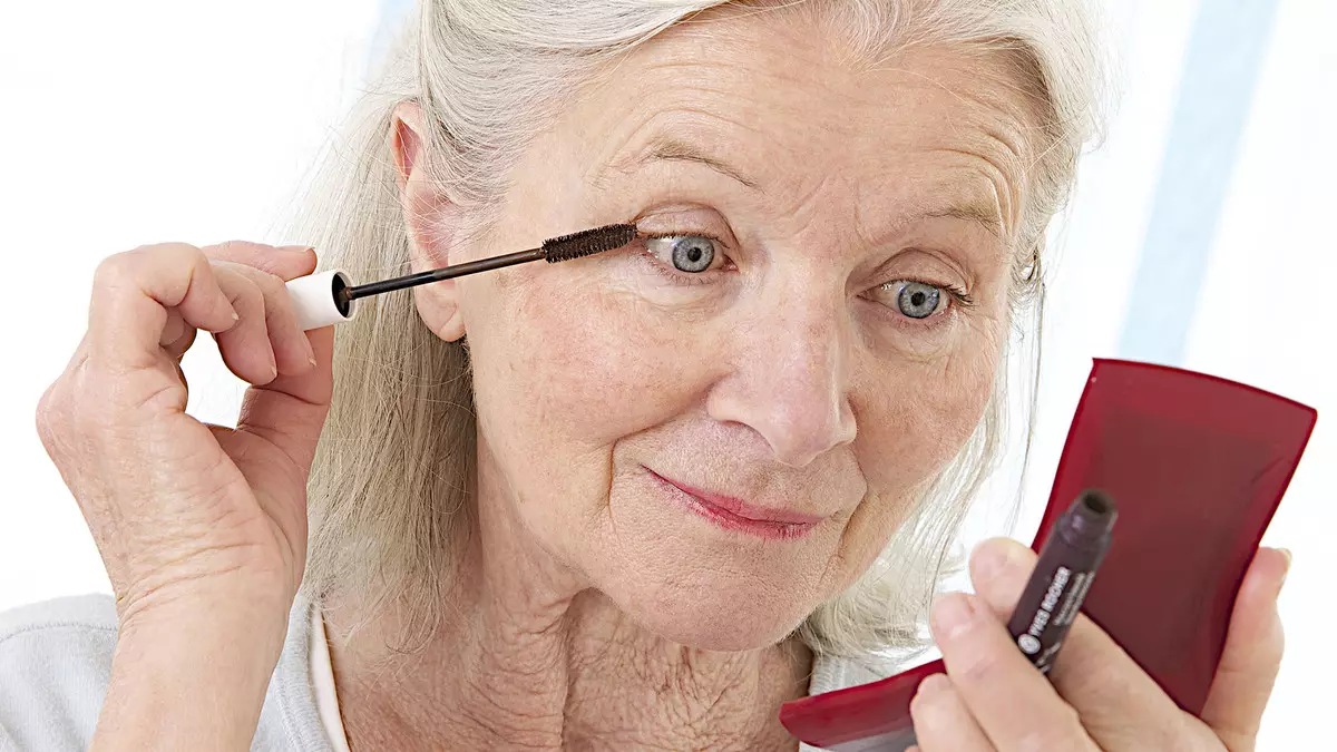 آرایش سن: تکنیک آرایش چشم برای زنان، نسخه عصر گام به گام و نور روز، ویژگی های آنها. انتخاب بنیاد پوست زنان بالای 45 سال 16104_41