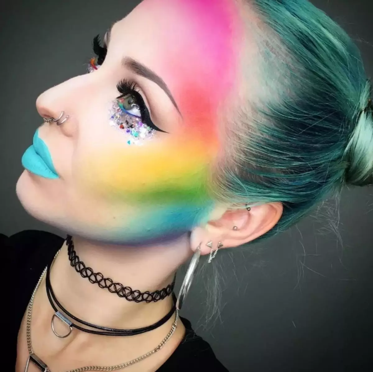 Maquiagem do arco-íris (34 fotos): Maquiagem de olho leve e rosto. Como fazer um belo arco-íris no rosto de Stehago? As melhores ideias de maquiagem 16106_32