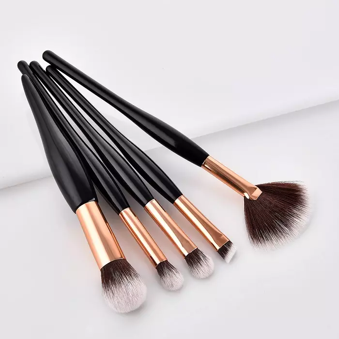 Paano upang hugasan ang iyong mga brushes ng makeup? Ano ang maayos na nalinis sa bahay at gaano kadalas kailangan mong gumawa ng paglilinis? Paano matuyo ang brushes pagkatapos ng paghuhugas? 16118_12