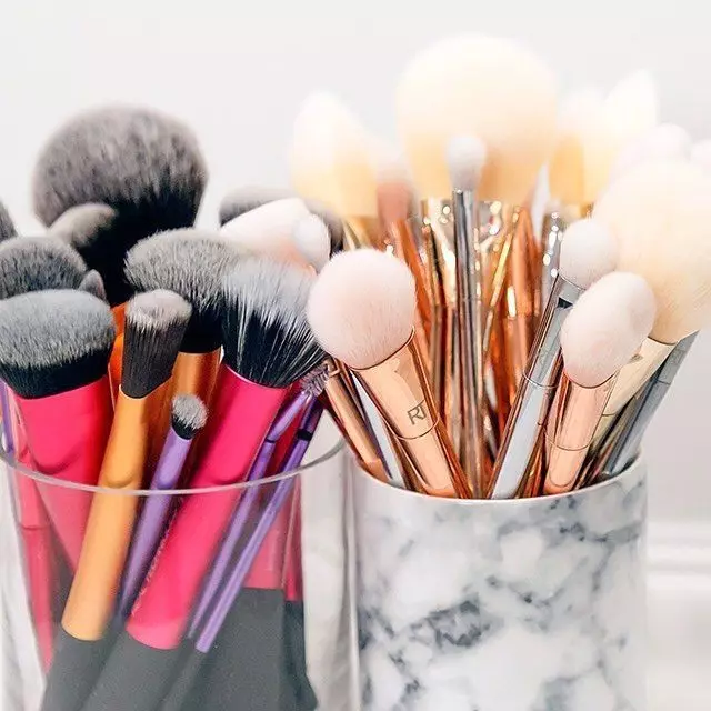 Comment laver vos pinceaux de maquillage? Qu'est-ce qui est correctement nettoyé à la maison et à quelle fréquence avez-vous besoin de nettoyer? Comment sécher des brosses après le lavage? 16118_2