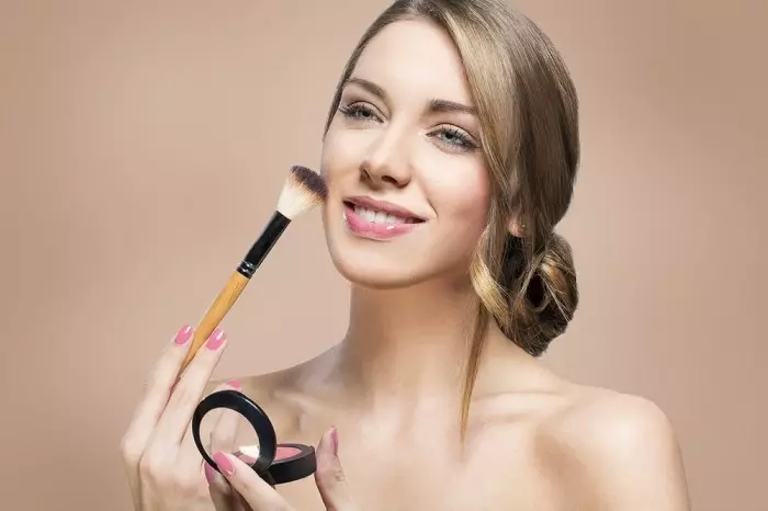 Comment laver vos pinceaux de maquillage? Qu'est-ce qui est correctement nettoyé à la maison et à quelle fréquence avez-vous besoin de nettoyer? Comment sécher des brosses après le lavage? 16118_3