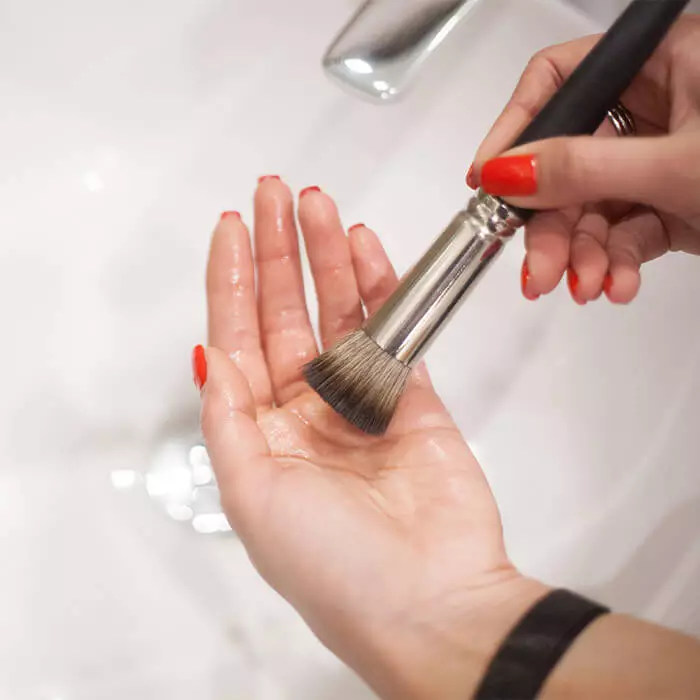 Kuinka pestä meikki harjat? Mikä on asianmukaisesti puhdistettu kotona ja kuinka usein sinun on tehtävä puhdistus? Kuinka kuivua harjat pesun jälkeen? 16118_4