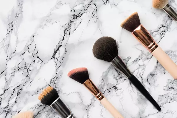 Paano upang hugasan ang iyong mga brushes ng makeup? Ano ang maayos na nalinis sa bahay at gaano kadalas kailangan mong gumawa ng paglilinis? Paano matuyo ang brushes pagkatapos ng paghuhugas? 16118_5