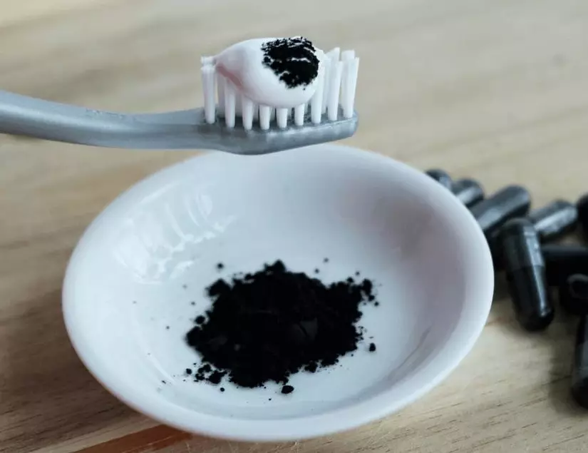 Hoe je je tanden thuis te whiten? 34 foto het beste middel om te bleken met je eigen handen. Hoe maak je snel witte tanden thuis? 16128_12