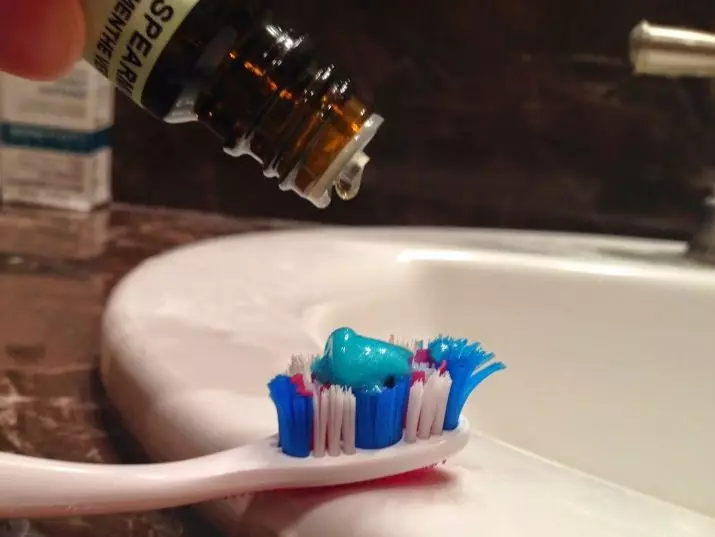 Hoe je je tanden thuis te whiten? 34 foto het beste middel om te bleken met je eigen handen. Hoe maak je snel witte tanden thuis? 16128_17