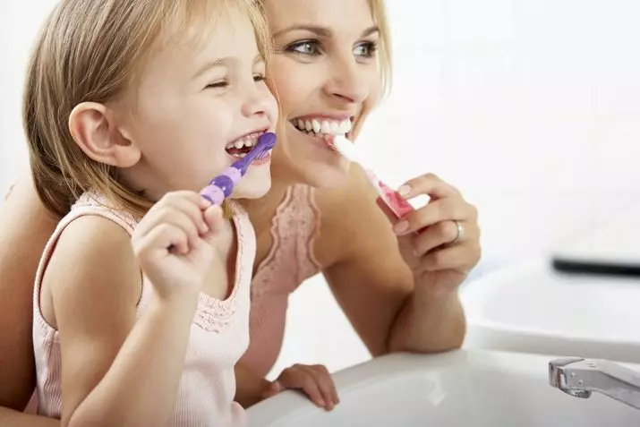 Hoe je je tanden thuis te whiten? 34 foto het beste middel om te bleken met je eigen handen. Hoe maak je snel witte tanden thuis? 16128_33