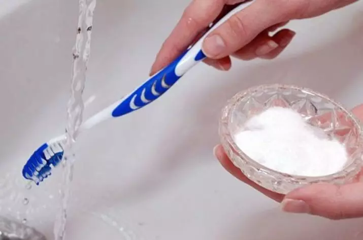 Hoe je je tanden thuis te whiten? 34 foto het beste middel om te bleken met je eigen handen. Hoe maak je snel witte tanden thuis? 16128_8
