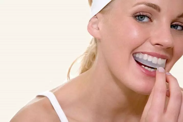 Balināšanas sloksnes zobiem: labākās balināšanas plāksnes. Kā izmantot? Kaitīga vai palīdzība? Reitings un kā izmantot atsauksmes 16130_21