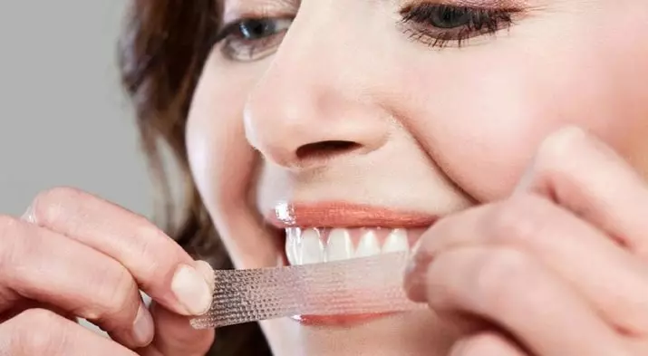 Balināšanas sloksnes zobiem: labākās balināšanas plāksnes. Kā izmantot? Kaitīga vai palīdzība? Reitings un kā izmantot atsauksmes 16130_38